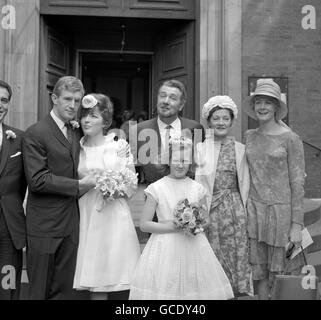 Corin Redgrave, à gauche, l'acteur fils de Sir Michael Redgrave, au centre, place un bras autour de l'épaule de sa mariée, Deidre Hamilton-Hill, 23 ans, à l'église St Paul, Covent Garden, Londres. Sur la photo se trouve également Rachel Kempson, Lady Redgrave, deuxième à droite, sa sœur Vanessa Redgrave, à droite, et la demoiselle d'honneur avril Vincent Jones. Banque D'Images