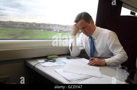 Le chef du Parti conservateur David Cameron se rend à Leeds en train, après que le Premier ministre Gordon Brown ait appelé les élections générales du 6 mai. Banque D'Images