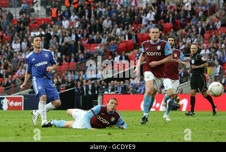 Football - FA Cup - demi finale - Aston Villa v Chelsea - Wembley Stadium.Frank Lampard, de Chelsea, marque le troisième but de ses côtés Banque D'Images