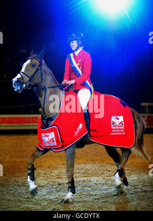 Ellen Whitaker à propos d'Equimax Ocolado après avoir remporté la finale de ce soir des championnats de saut du British Open Show des championnats de saut du British Open Show au NEC, Birmingham. Banque D'Images