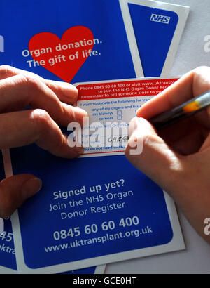 Une vue générale d'une personne qui s'inscrit à une carte NHS Donorcard . Environ 800,000 personnes ont eu leurs souhaits concernant l'utilisation de leurs organes mal enregistrés en raison d'une erreur. Banque D'Images