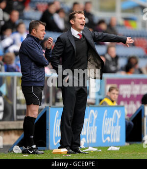 Phil Parkinson, responsable de Charlton Athletic, sur la ligne de contact lors du match de la Coca-Cola League One au stade Galpharm, Huddersfield. Banque D'Images