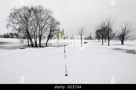 Un parcours de golf couvert de neige au club de golf Lenzie en Écosse après des chutes de neige fraîches la nuit. Banque D'Images