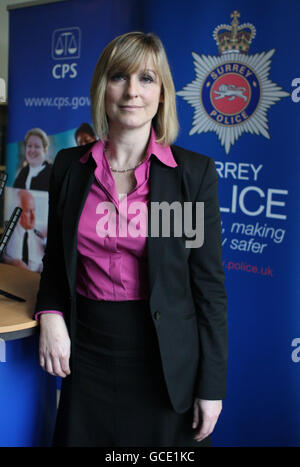 L'inspecteur en chef détective Maria Woodall, lors d'une conférence de presse dans les bureaux de CPS à Guildford, Surrey, comme il a été annoncé qu'un ancien portier sera jugé accusé d'enlèvement et de meurtre de 13 ans, Milly Dowler, a déclaré aujourd'hui les procureurs. Banque D'Images