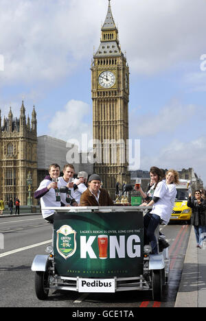 Un pub mobile, animé par des cyclistes, sur le pont de Westminster, Londres, pour marquer la semaine de Cask Ale 2010, offrant des échantillons gratuits de Greene King IPA dans un effort pour encourager les Londoniens à monter à bord pour prendre un verre et alimenter le pub. Banque D'Images