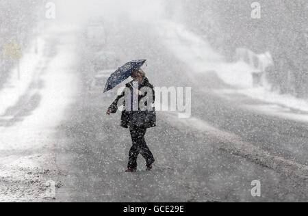 Une femme traverse la M3 dans de la neige épaisse à Cavan, en Irlande. Banque D'Images