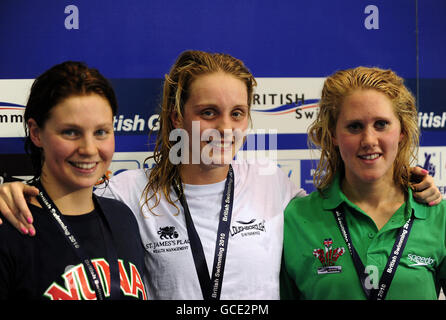 Francesca Halsall (au centre) de l'université de Loughborough célèbre l'or avec Ellen Gandy (en argent, à gauche) de Beckenham et Jemma Lowe (en bronze, à droite) de Swansea Performance dans le papillon féminin Open de 100m lors des championnats de natation britanniques de Ponds Forge, à Sheffield. Banque D'Images