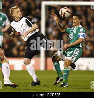 Football - UEFA Europa League - quart de finale - première étape - Fulham v Wolfsburg - Craven Cottage.Damien Duff de Fulham (à gauche) et Anunciado Josue de Wolfsburg (à droite). Banque D'Images