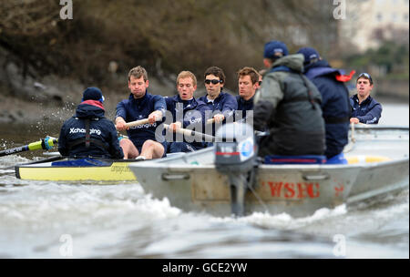 Aviron - course de 2010 Xechaning Boat Race - sessions d'entraînement d'Oxford et Cambridge - River Thames.L'entraîneur Sean Bowden (troisième à partir de la droite) crie des instructions au cours de la séance d'entraînement sur la Tamise, à Londres. Banque D'Images