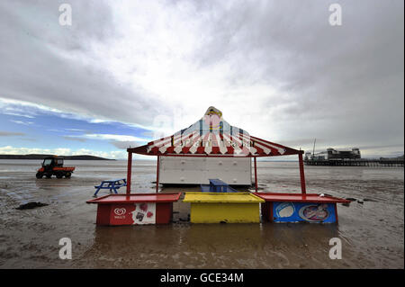 Un bar à thé fermé sur la plage à Weston-super-Mare, Somerset. Banque D'Images