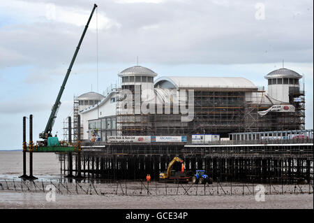 Les travaux se poursuivent sur le grand quai de Weston-super-Mare, Somerset. Banque D'Images