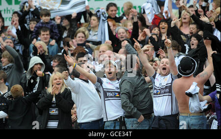 Rugby League - engage Super League - Hull Kingston Rovers et Hull FC - Craven Park.Les fans du FC Hull célèbrent après la victoire de leur équipe lors du match de la Super League engage à Craven Park, à Hull. Banque D'Images