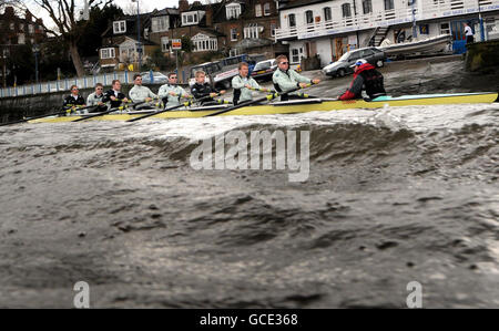 L'équipage de la course de bateaux de l'Université de Cambridge (de gauche à droite : Rob Weitemeyer, Geoff Roth, George Nash, Peter McClelland, capitaine Deaglan McEachern, Henry Pelly, Derek Rasmussen, Fred Gill et cox Ted Randolph) pendant la séance d'entraînement sur la Tamise à Londres. Banque D'Images