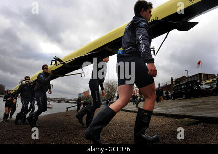 L'équipage de la course de bateaux de l'Université d'Oxford sort de l'eau après la séance d'entraînement sur la Tamise, à Londres. Banque D'Images