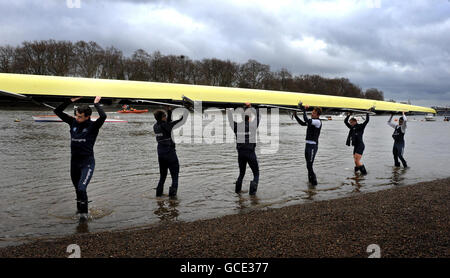 L'équipage de la course de bateaux de l'Université d'Oxford sort de l'eau après la séance d'entraînement sur la Tamise, à Londres. Banque D'Images