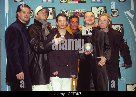 LE GROUPE POP BOYZONE AVEC PETER ANDRE AUX MTV EUROPE AWARDS. DE GAUCHE À DROITE : KEITH DUFFY, SHANE LYNCH, STEPHEN GATELY, PETER ANDRE, MICHAEL GRAHAM ET RONAN KEATING. Banque D'Images