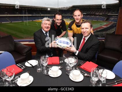 Cameron Ewer de North Berwick (au centre à gauche), Jim Stevenson, président de la SRU (à gauche), Andy Nicol et Mark Cairns de Currie (au centre à droite) se joignent pour promouvoir le dîner des Scottish Rugby Club Awards à Murrayfield, Édimbourg. Banque D'Images