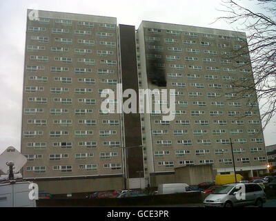 Dégâts causés par un incendie à l'extérieur de Shirley Towers, dans Church Street, Southampton, où deux pompiers sont morts en s'attaquant à un incendie. Banque D'Images