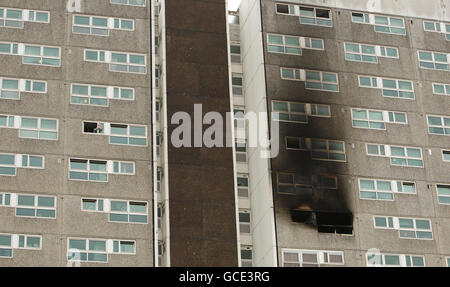 Dégâts causés par un incendie à l'extérieur de Shirley Towers, dans Church Street, Southampton, où deux pompiers sont morts en s'attaquant à un incendie. Banque D'Images