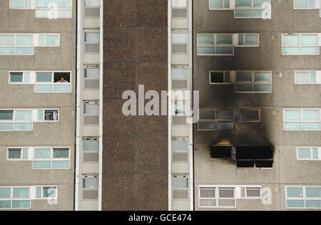 Un habitant de Shirley Towers à Southampton regarde le bâtiment charré après que les pompiers Alan Bannon et James Shears ont été tués pendant un incendie dans la nuit. Banque D'Images