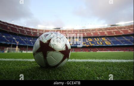 Football - UEFA Champions League - quart de finale - deuxième étape - Barcelone v Arsenal - Nou Camp.Vue générale d'un ballon de la Ligue des champions sur le terrain au Camp Nou avec les stands en arrière-plan Banque D'Images