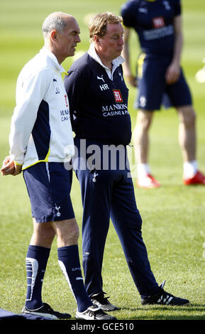 Football - coupe FA - demi finale - Tottenham Hotspurs v Portsmouth - Tottenahm Hotspurs Training - Chigwell Park.Harry Redknapp, directeur de Tottenham Hotspurs (à droite), lors d'une séance de formation ouverte au terrain d'entraînement de Chigwell, à Londres. Banque D'Images