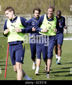 Football - coupe FA - demi finale - Tottenham Hotspurs v Portsmouth - Tottenahm Hotspurs Training - Chigwell Park.Tottenham Hotspurs Peter Crouch (à droite) lors d'une séance de formation ouverte au terrain d'entraînement de Chigwell, Londres. Banque D'Images