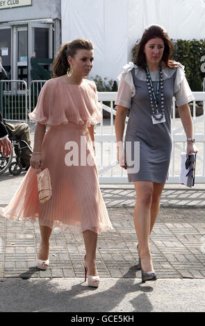 Coleen Rooney arrive à l'occasion de la grande rencontre nationale du Grand National Day of the Grand National de John Smith au champ de courses d'Aintree, à Liverpool. Banque D'Images