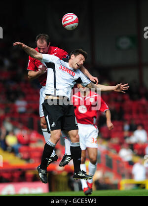 Louis Carey de Bristol City (à gauche) et Gorka Pintado de Swansea City (à droite) lors du match de championnat Coca Cola à Ashton Gate, Bristol. Banque D'Images