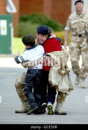 Le major Jamie Baxter de Weston-super-Mare est accueilli par ses fils Isaac, 5 ans (à gauche) et Alexander, 8 ans, comme Medics de l'Armée de terre de l'hôpital Field de 33, Royal Medical corps de retour à fort Blockhouse à Gosport, Hampshire, après une visite de l'Afghanistan. Banque D'Images