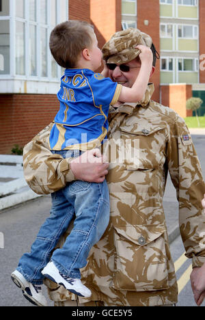 Le sergent d'état-major Jason Coughlan est accueilli par son fils de 3 ans, Aidan, alors que les Medics de l'Armée de terre de l'hôpital Field de 33, le Royal Medical corps revient à fort Blockhouse à Gosport, dans le Hampshire, après une visite en Afghanistan. Banque D'Images