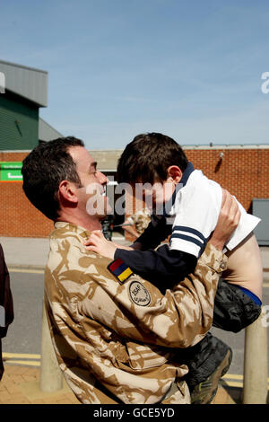 Le major Jamie Baxter de Weston-super-Mare est accueilli par son fils Isaac, 5 ans, alors que les Medics de l'Armée de terre de l'hôpital Field de 33, Royal Medical corps de retour à fort Blockhouse à Gosport, Hampshire, après une visite de l'Afghanistan. Banque D'Images