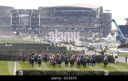 Coureurs et coureurs pendant le Grand National de John Smith à l'hippodrome d'Aintree, Liverpool. Banque D'Images