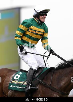 Les courses de chevaux - 2010 John Smith's Grand National - Jour trois - Hippodrome Aintree Banque D'Images