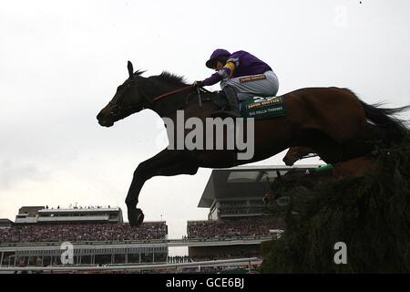 Les courses de chevaux - 2010 John Smith's Grand National - Jour trois - Hippodrome Aintree Banque D'Images