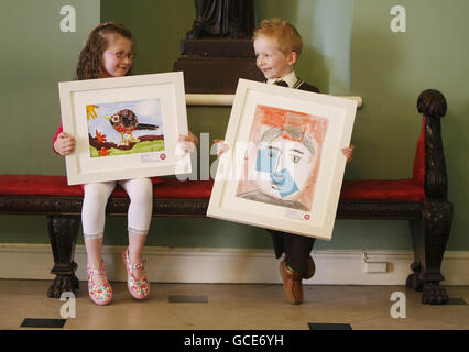 (De gauche à droite) Emma McLnerney, six ans, de Dundoyne et Joshua Mac Aodh Bhui, six ans, de Carlow au château de Dublin, avec leurs inscriptions primées au concours d'art pour enfants Texaco, qui en est maintenant à sa 56e année. Banque D'Images