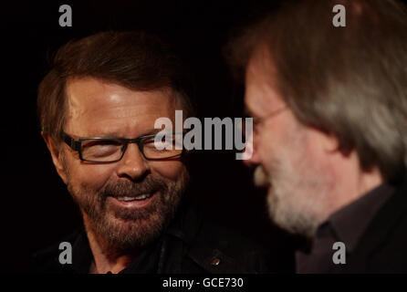 Un portrait de Benny Andersson (à droite) et de Bjorn Ulvaeus devant un photocall pour leur comédie musicale « Kristina », au Royal Albert Hall à l'ouest de Londres. Banque D'Images