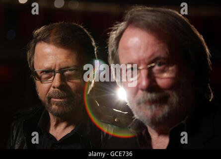 Un portrait de Benny Andersson (à droite) et de Bjorn Ulvaeus devant un photocall pour leur comédie musicale « Kristina », au Royal Albert Hall à l'ouest de Londres. Banque D'Images