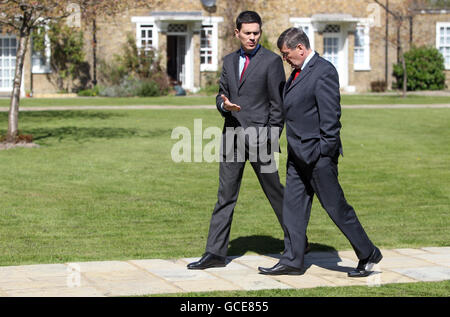 le secrétaire à la Défense, Bob Ainsworth, et le secrétaire aux Affaires étrangères, David Miliband, arrivent pour une visite aux anciens combattants des Forces armées à Morden, dans le sud de Londres, afin de discuter de la défense, des anciens combattants et de la sécurité nationale. Banque D'Images