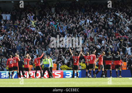 L'équipe de Manchester United célèbre sa victoire sur Manchester City à la suite du match de la Barclays Premier League au City of Manchester Stadium, Manchester. Banque D'Images