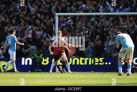 Paul Scholes (au centre) de Manchester United célèbre le seul but Du match où les joueurs de Manchester City sont abandonnés Banque D'Images