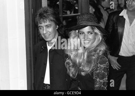 Rolling Stone Bill Wyman, 52 ans, avec sa fiancée Mandy Smith lors de leur fête d'engagement non officielle au nouveau restaurant de café de Wyman Sticky Fingers. Banque D'Images