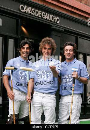 (À partir de la gauche) les joueurs de polo argentins Oscar Mancini, Nico et Lucas Talamoni, Qui représentera l'équipe Gaucho de Buenos Aires, devant Cavas de Gaucho sur Swallow Street, Londres, pour aider à lancer une chasse au Trésor qui marque le compte à rebours de l'événement Polo in the Park de cette année au Hurlingham Park dans le centre de Londres du 4 au 6 juin. Banque D'Images