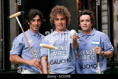 (À partir de la gauche) les joueurs de polo argentins Oscar Mancini, Nico et Lucas Talamoni, Qui représentera l'équipe Gaucho de Buenos Aires, devant Cavas de Gaucho sur Swallow Street, Londres, pour aider à lancer une chasse au Trésor qui marque le compte à rebours de l'événement Polo in the Park de cette année au Hurlingham Park dans le centre de Londres du 4 au 6 juin. Banque D'Images