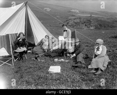 La famille du Premier ministre David Lloyd George en vacances en camping à Moel Hebog, dans le nord du pays de Galles. De gauche à droite : la fille Megan, son épouse Margaret Lloyd George, une femme non identifiée, David Lloyd George, Gwylim et Olwen, Banque D'Images