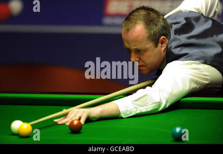 John Higgins MBE en Écosse lors de son deuxième match contre Steve Davis OBE en Angleterre lors des championnats du monde de Snooker Betfred.com au Crucible Theatre, Sheffield. Banque D'Images