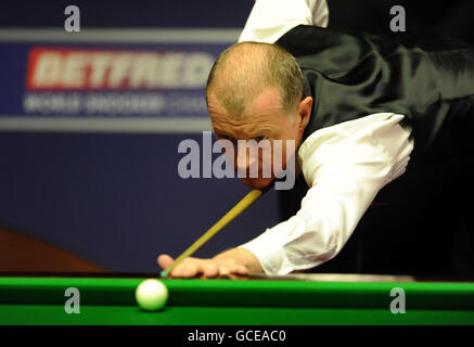 Steve Davis OBE en Angleterre lors de son deuxième match contre John Higgins MBE en Écosse lors des Championnats du monde de Snooker Betfred.com au Crucible Theatre, Sheffield. Banque D'Images