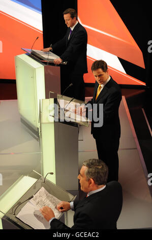 David Cameron (en haut) Nick Clegg (au centre) et Gordon Brown participent au deuxième débat électoral des leaders en direct, organisé par Sky TV News dans un studio de Bristol. Banque D'Images