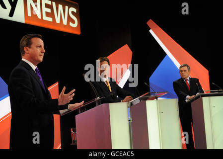 Le chef conservateur David Cameron (à gauche) le chef de la Lib DEM Nick Clegg (au centre) et le Premier ministre Gordon Brown participent au deuxième débat en direct sur l'élection des leaders, organisé par Sky TV News dans un studio à Bristol. Banque D'Images