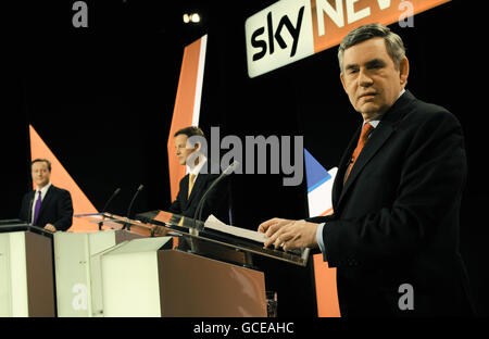 Le chef conservateur David Cameron (à gauche) le chef de la Lib DEM Nick Clegg (au centre) et le Premier ministre Gordon Brown participent au deuxième débat en direct sur l'élection des leaders, organisé par Sky TV News dans un studio à Bristol. Banque D'Images